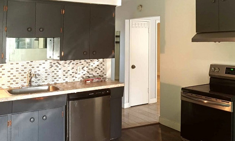 Entire 4-Bedroom Hou...