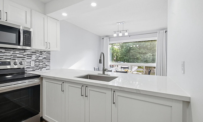 4 Bed Townhome End U...