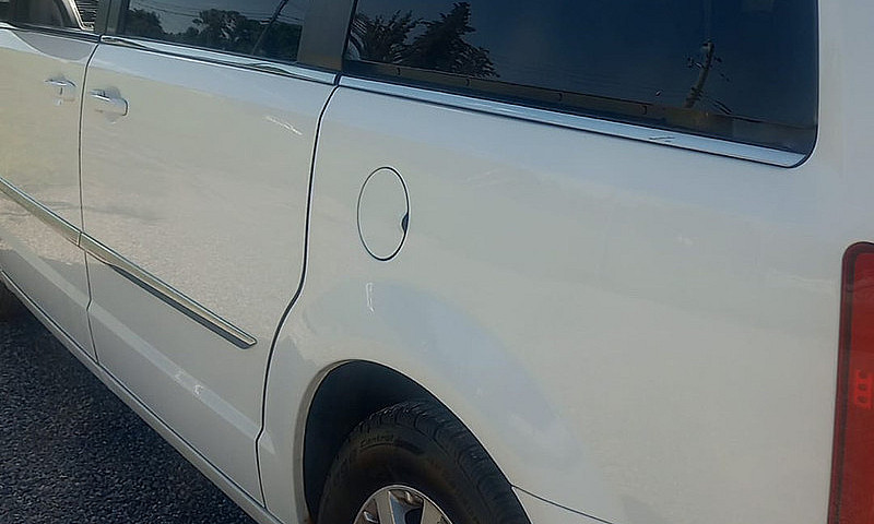 2013 Chrysler Town A...