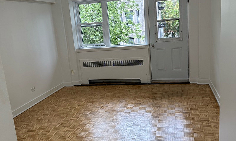 1 &1/2 Studio Apartm...