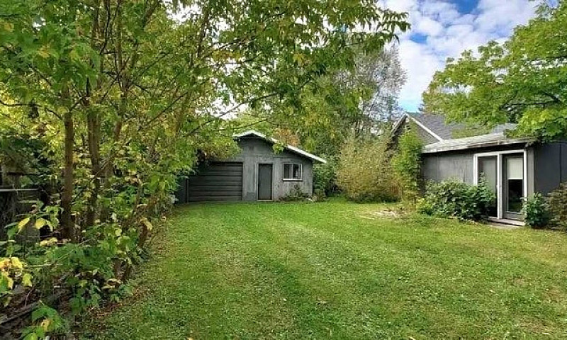 Cottage Style One Be...