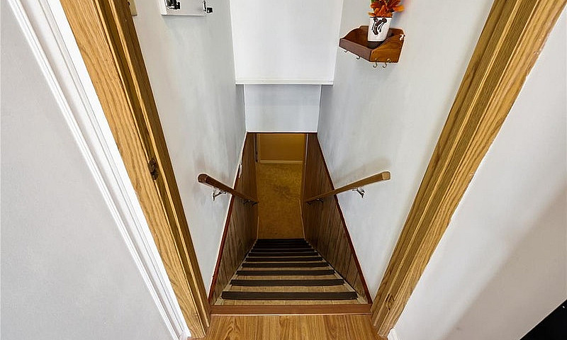 Basement Suite For R...