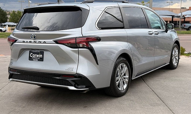 2023 Toyota Sienna X...