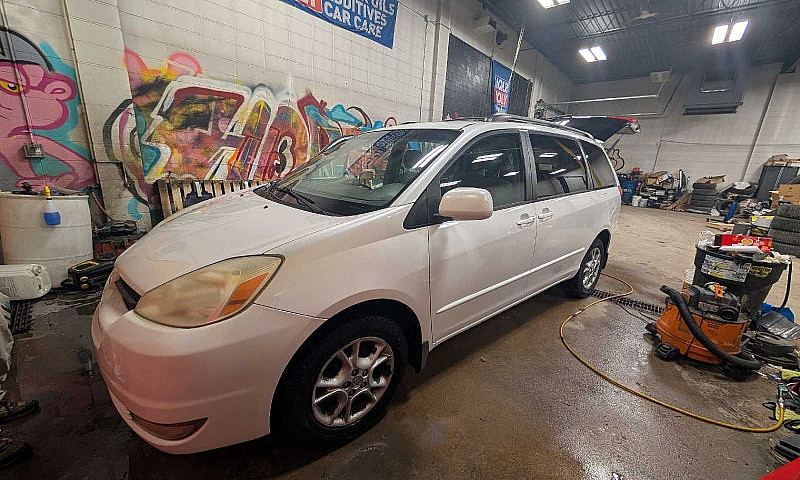 2004 Toyota Sienna A...