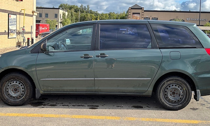 Toyota Sienna 2003. ...