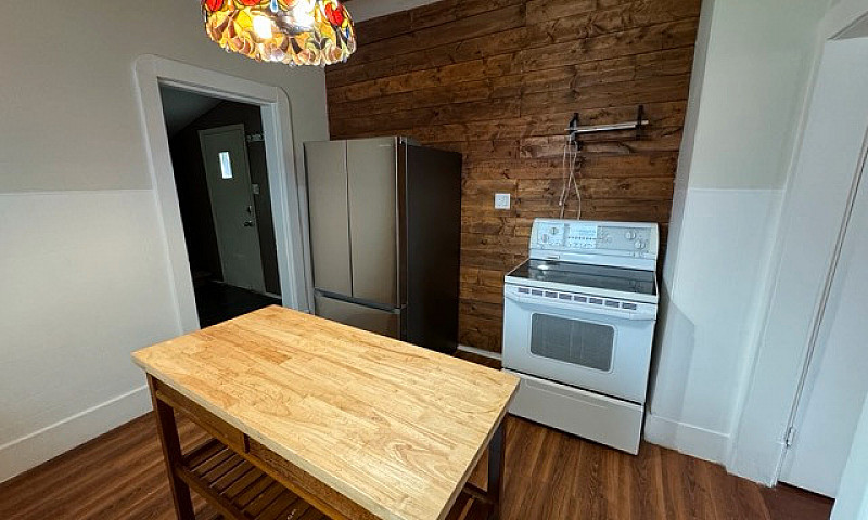 **2 Bed 1 Bath Charm...