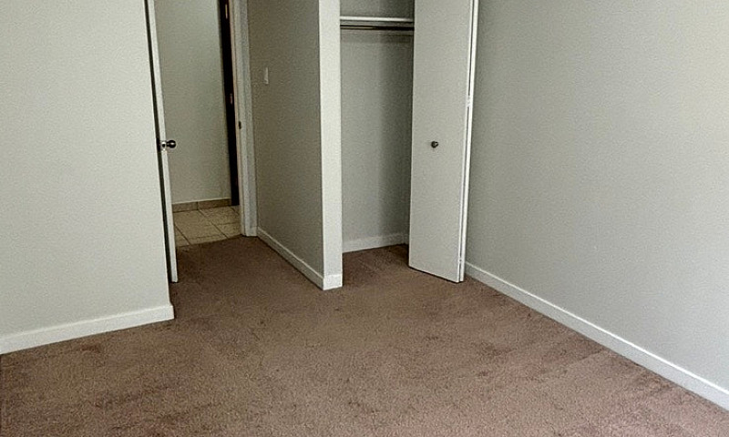Bowtrail 1Bdrm Apart...