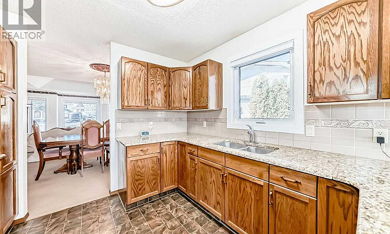 Rare Bungalow On Pie...