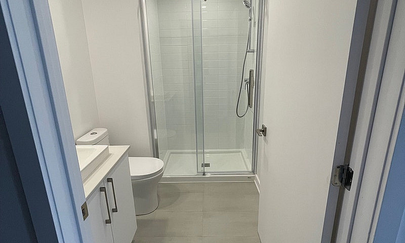 Luxury 1-Bedroom Apa...
