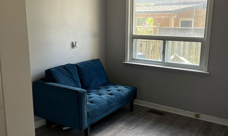 3 Beds 1 Bath Main F...