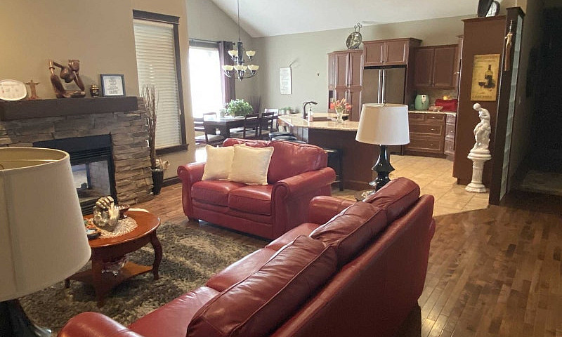 House For Sale - Lan...