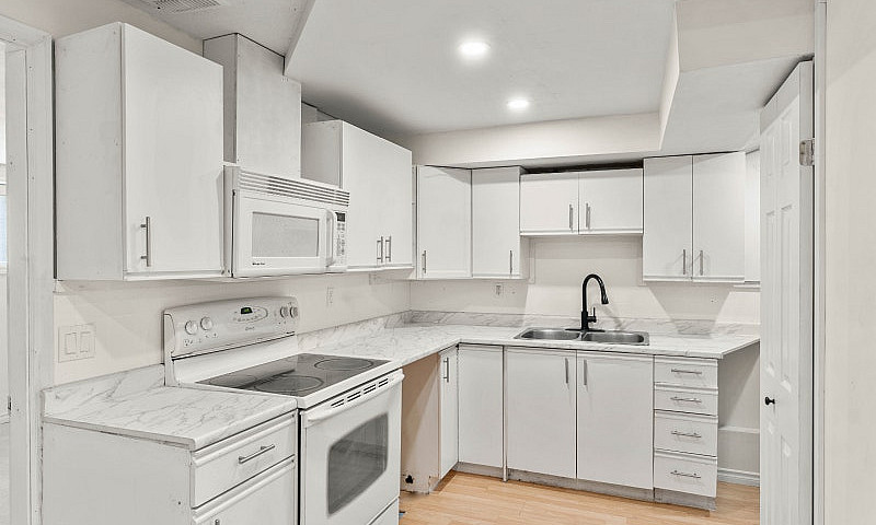 3 Bedroom Basement S...