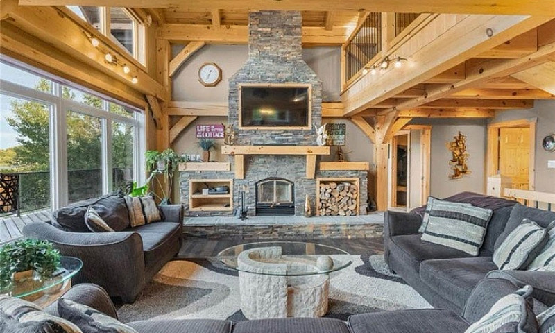 Luxury Waterfront Dr...