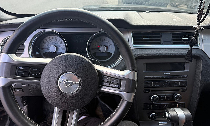 Mustang V6...