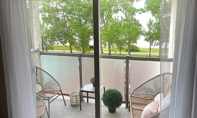 Immaculate Lakeview ...