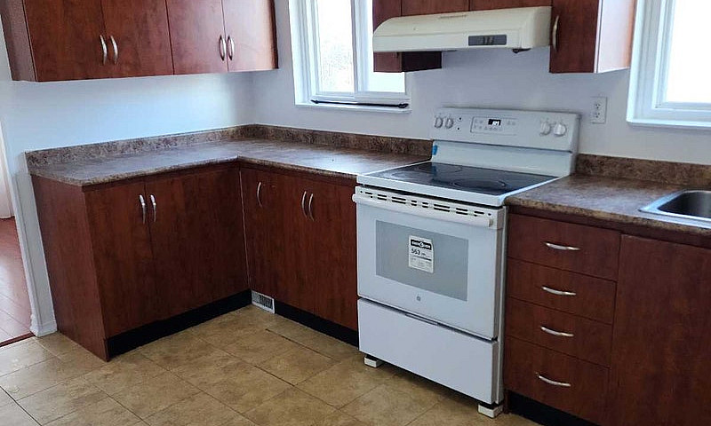$2300 - 3 Bedroom Up...