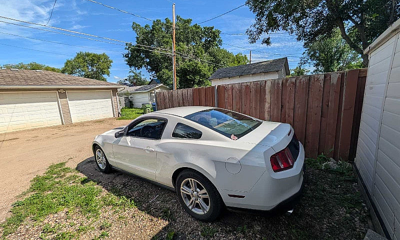 2011 Mustang V6 ...
