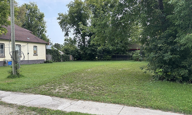 66’ X 99’ Lot In Por...