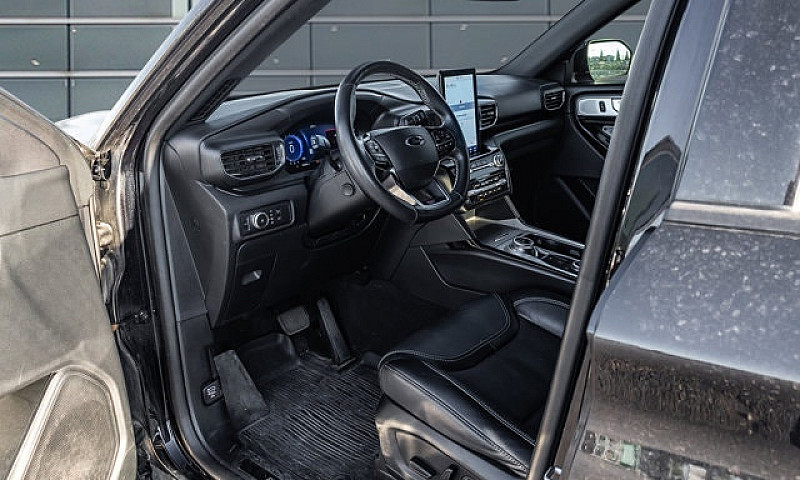2021 Ford Explorer S...
