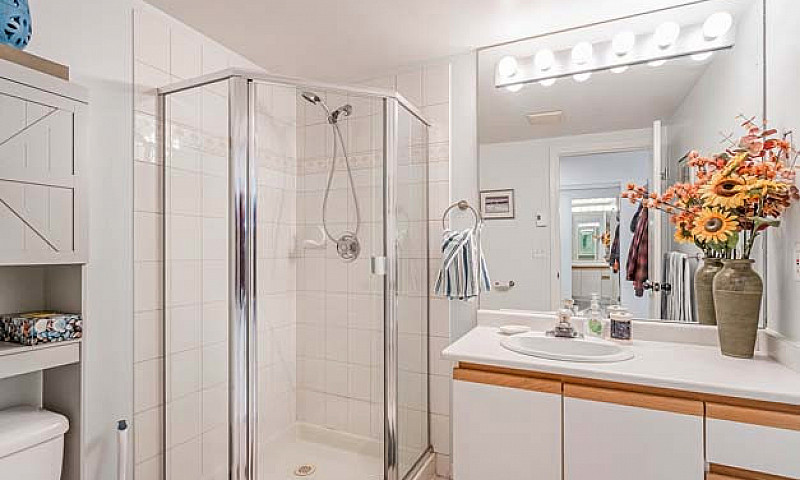 Spacious Corner Unit...