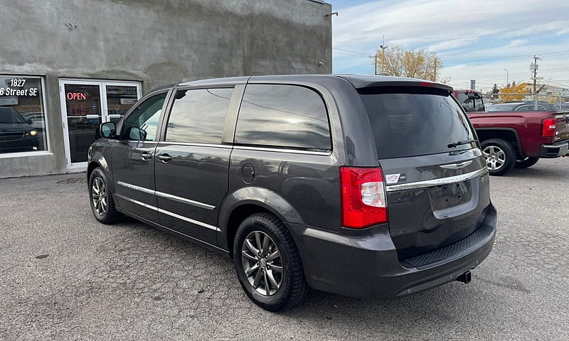 2015 Chrysler Town &...