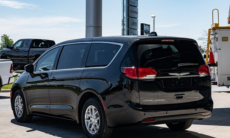 2027 Chrysler Grand ...