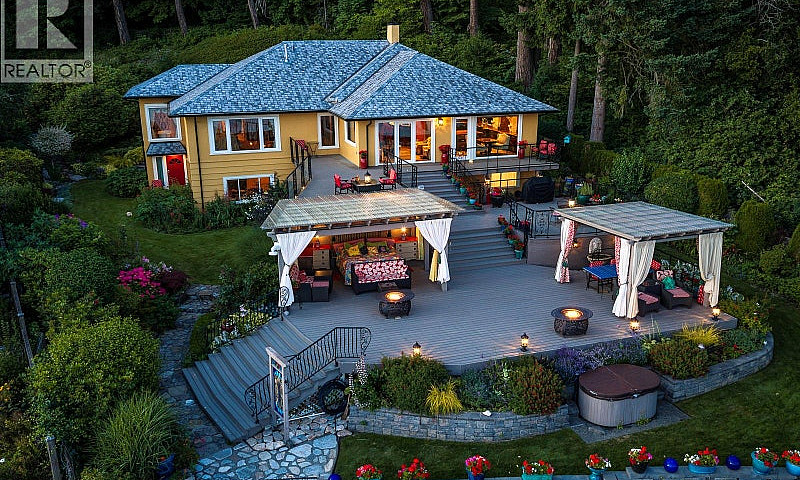 2299 Comox Ave Comox...