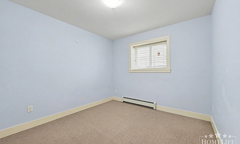 Bright 2-Bedroom Bas...