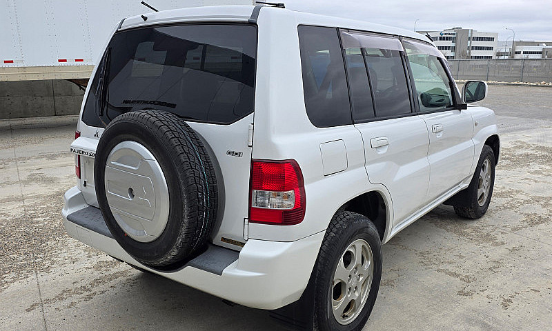 2002 Mitsubishi Paje...