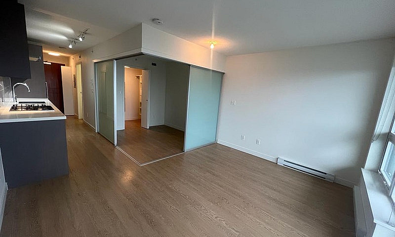 910-13696 100 Avenue...