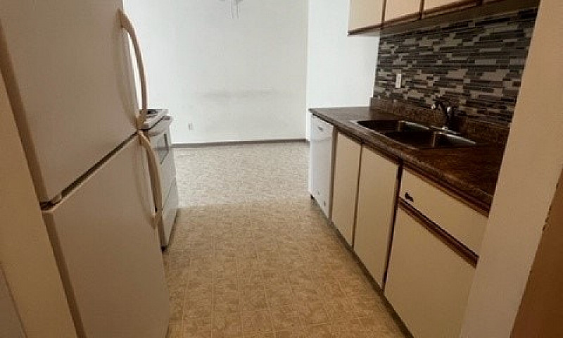 Bright & Spacious 1-...