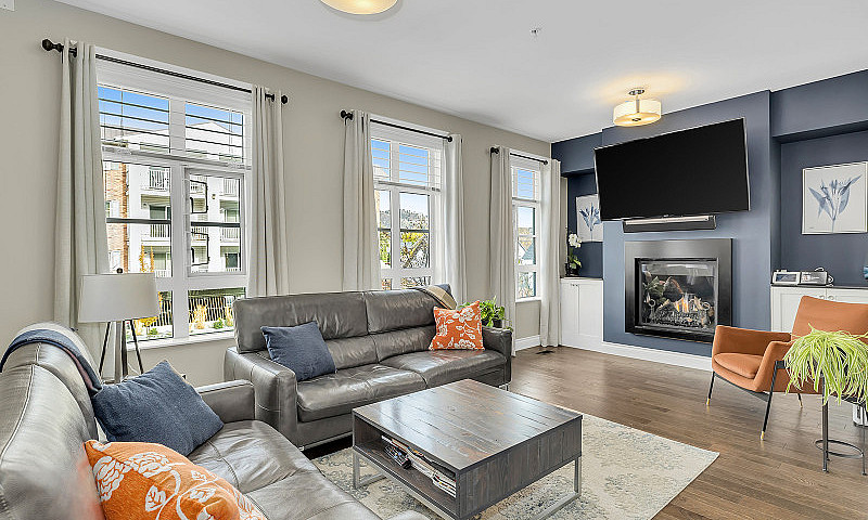 2 Bed + Den In Exclu...