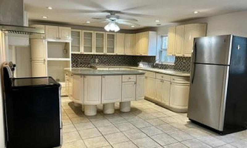 Modern 2-Bedroom, 2-...