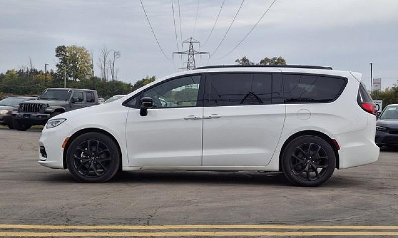 2025 Chrysler Pacifi...