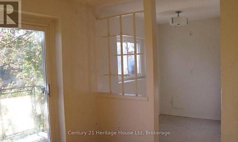 #9 - 16 Brant Avenue...
