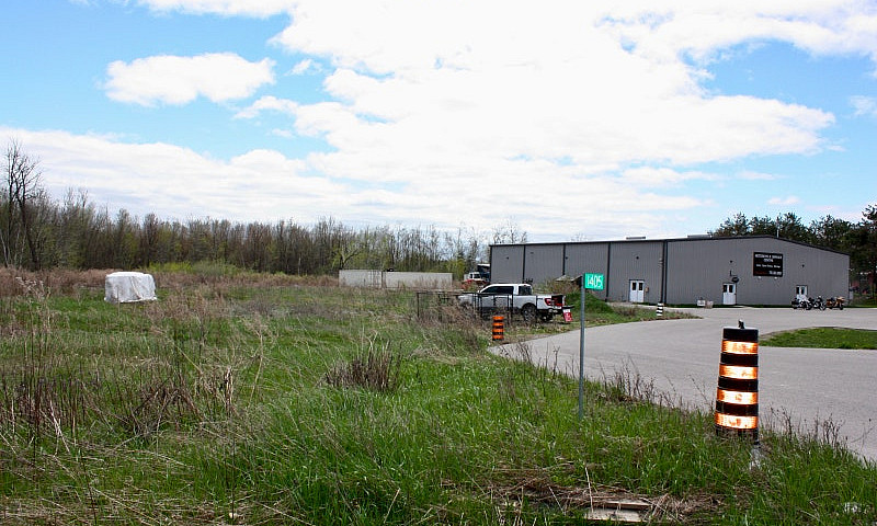 Great Location! Comm...