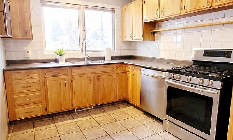 Nice 3-Bed Mainfloor...