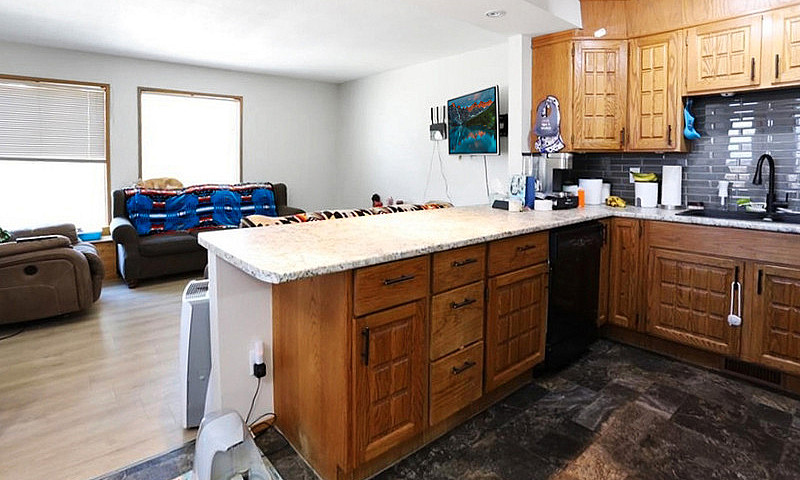 2561 Ross Crescent, ...