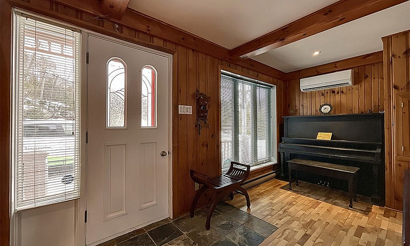 $725,000 - 1 1/2 Sto...
