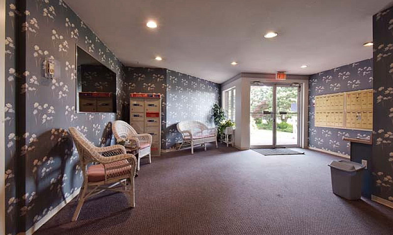 Bright, Spacious Con...