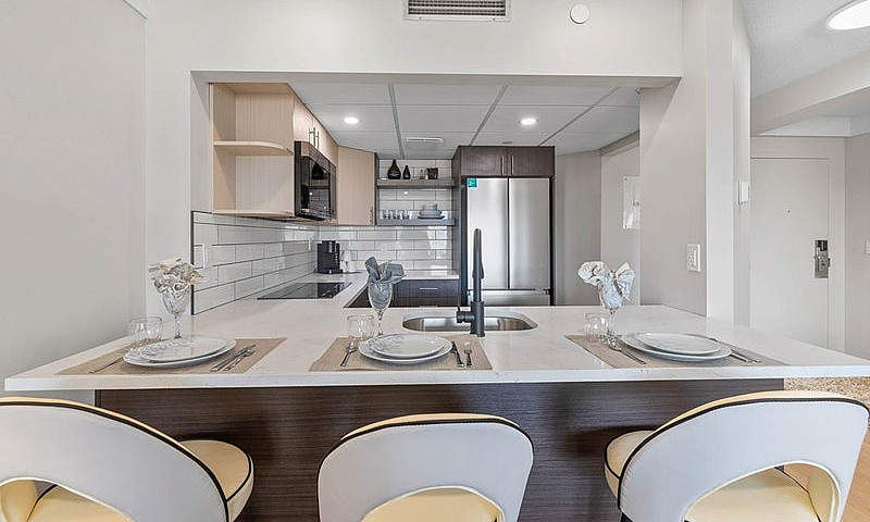 Penthouse 1-Bed + De...