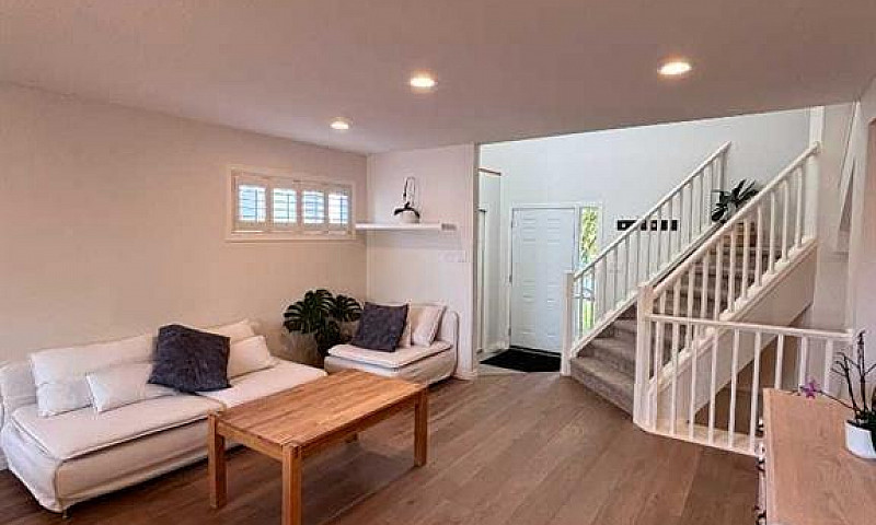 18 Sarcee Place W Le...
