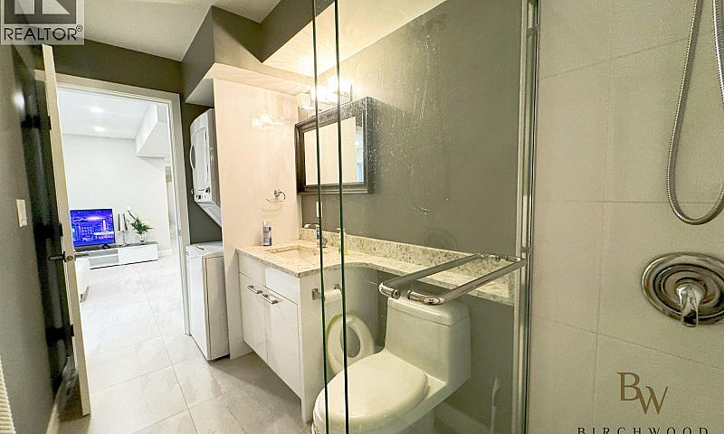 Lower 1328 Nanton Av...