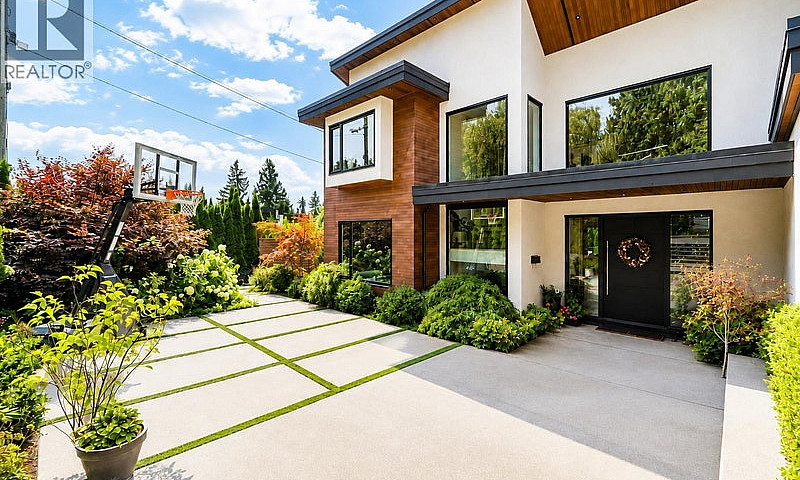 955 Forest Hills Dri...