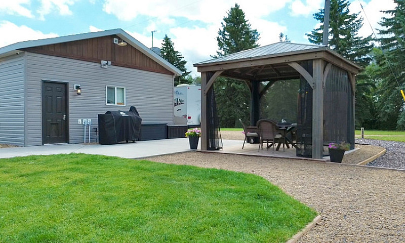 Immaculate Acreage I...