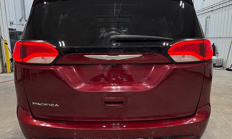2017 Chrysler Pacifi...