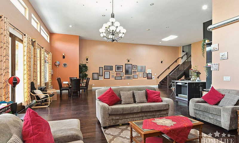 Spacious 5-Bed Famil...