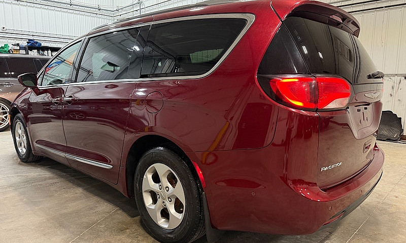 2017 Chrysler Pacifi...