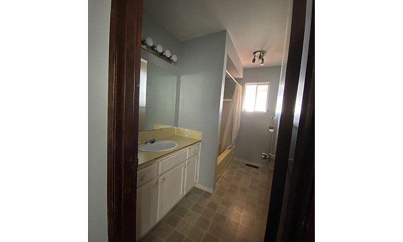 15855 Vine Avenue Wh...