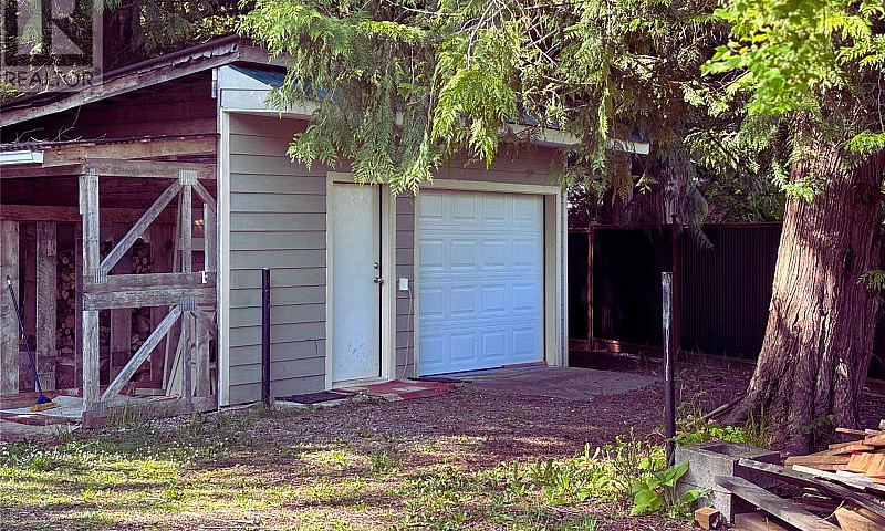 6662 Island Hwy W Bo...
